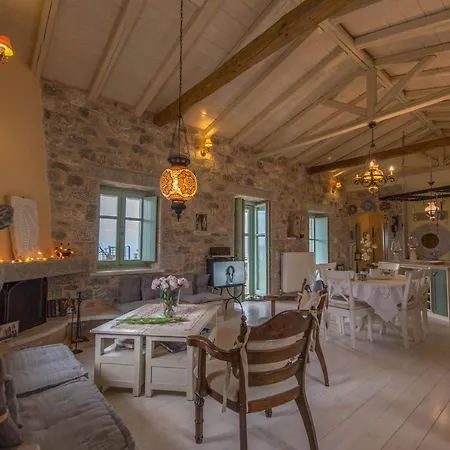 Dimitra - Mani , Traditional Archontiko بيت للعطل