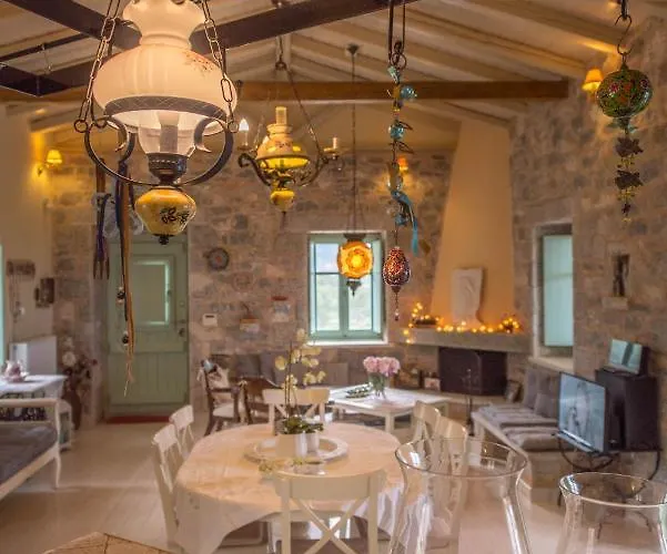 Dimitra - Mani , Traditional Archontiko Casa de Férias Diros